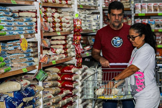  Janaína Cury, 58 anos, e o marido Flávio Cury, 58, fazem compras em um supermercado do Cruzeiro Velho -  (crédito:  Kayo Magalhães/CB/D.A Press)