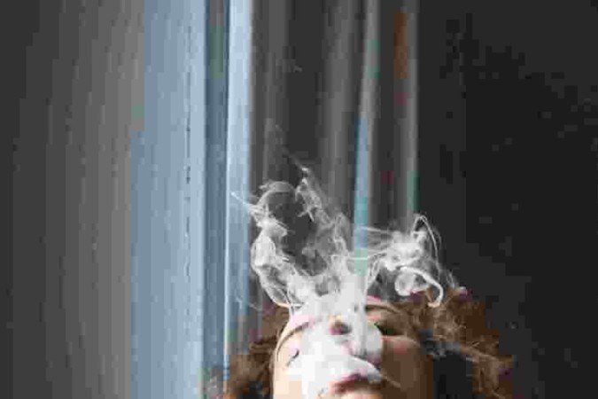 As consequências a longo prazo do consumo de cigarros eletrônicos ainda não são totalmente conhecidas por especialistas, mas o aparecimento de doenças novas ligadas a esse vício, como a evali, evidenciam os malefícios e as consequências desses dispositivos 