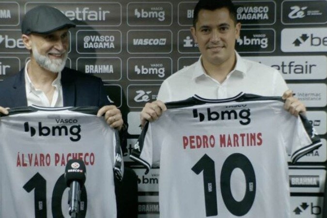 Vasco apresenta Álvaro Pacheco (esq.) e Pedro Martins à imprensa em São Januário -  (crédito: Foto: Reprodução/Vasco TV)