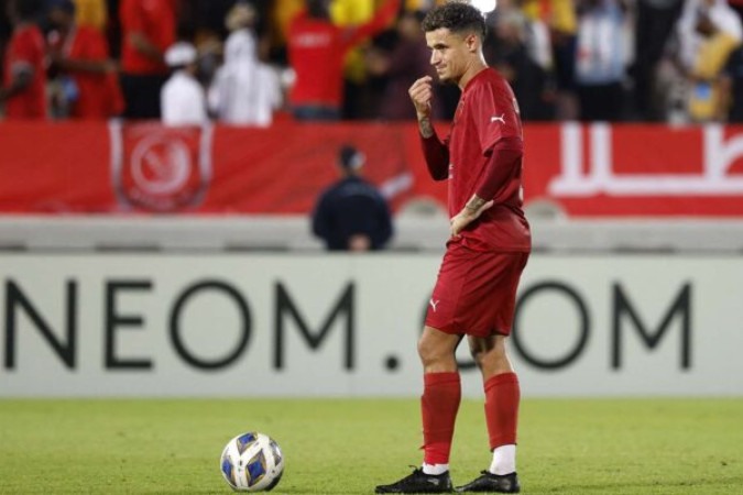  Duhail's Brazilian midfielder #09 Philippe Coutinho stands over the ball during the AFC Champions League Group E football match between Qatar's Al-Duhail and Iran's Persepolis at Abdullah bin Khalifa Stadium in Doha on October 2, 2023. (Photo by Karim JAAFAR / AFP) (Photo by KARIM JAAFAR/AFP via Getty Images)
     -  (crédito:  AFP via Getty Images)