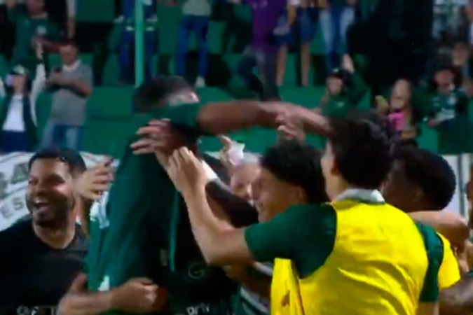 Jogadores do Goiás comemoram. O time goiano bate o Sport e assume a ponta da Série B -  (crédito: Foto: Reprodução / Premiere)