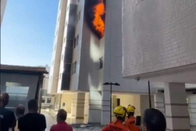 Incêndio atinge apartamento em segundo andar de edifício -  (crédito: Reprodução/Redes sociais)