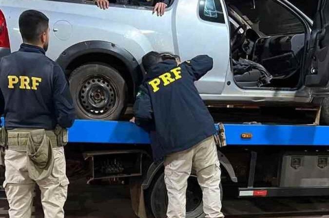 Paraguaio reboca carro quebrado e é preso com 98 kg de maconha; Veja vídeo