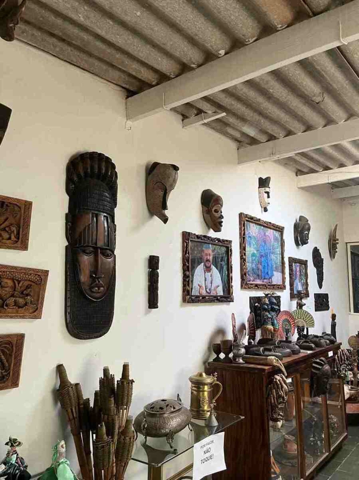 Artefatos tradicionais da cultura africana fazem parte do acervo do Ilê Odé Axé Opo Inle 