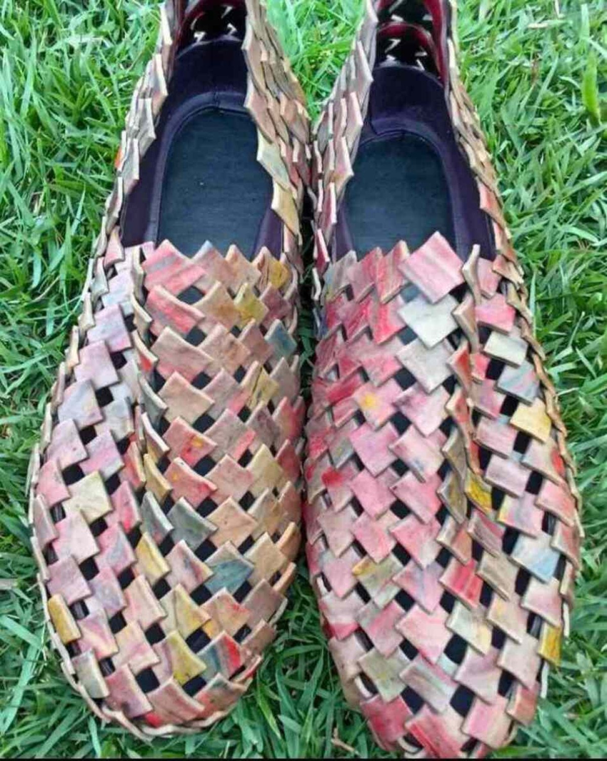 Dr da Borracha produz sapatos de látex da Amazônia