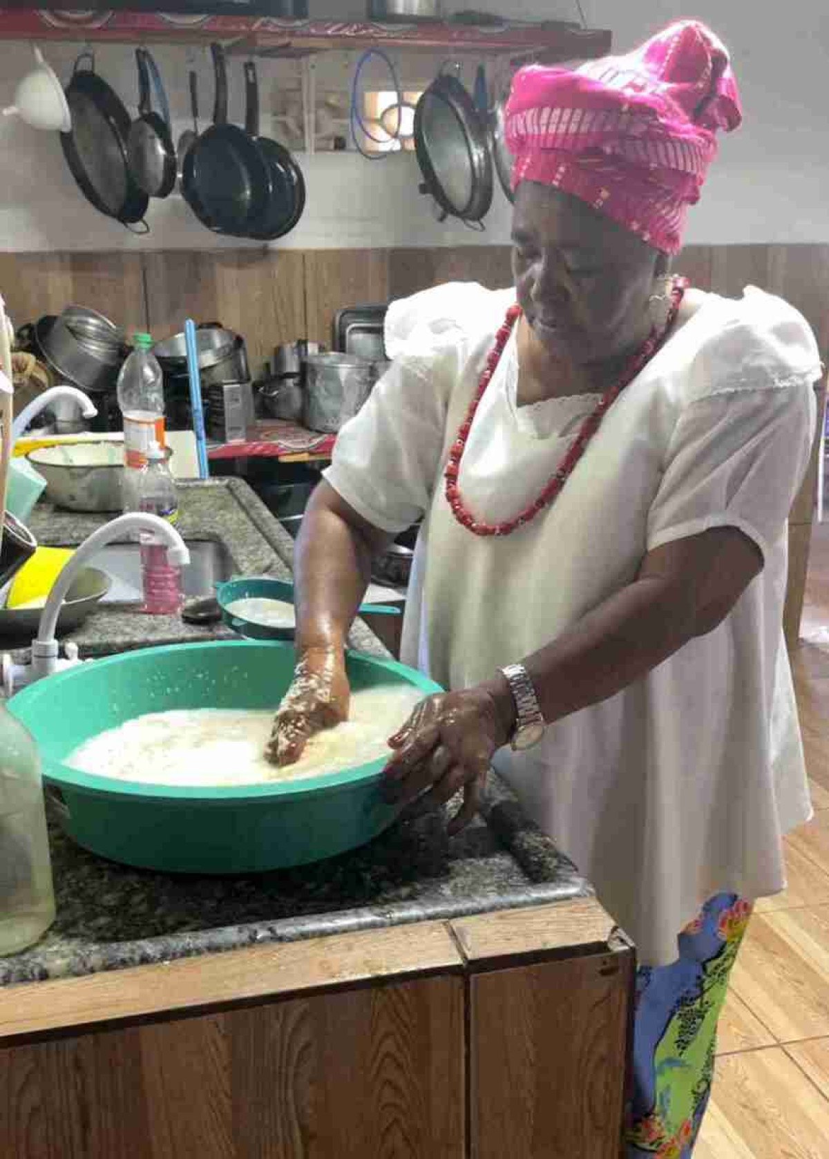 A culinária é um dos aspectos mais importantes para a comunidade. Na foto, o preparo do acarajé no Ilê Odé Axé Opo Inle