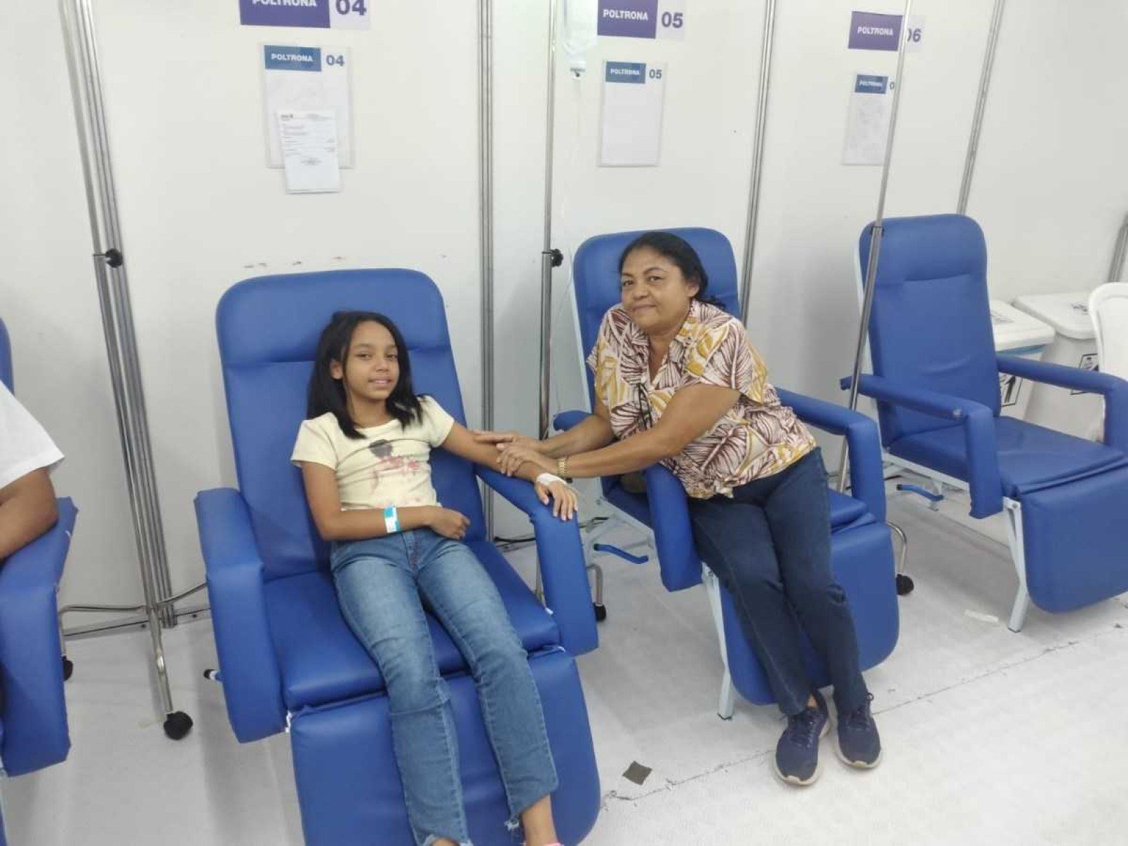 Rose Inácio diz que a filha Débora, 12, começou a sentir sintomas na última terça-feira