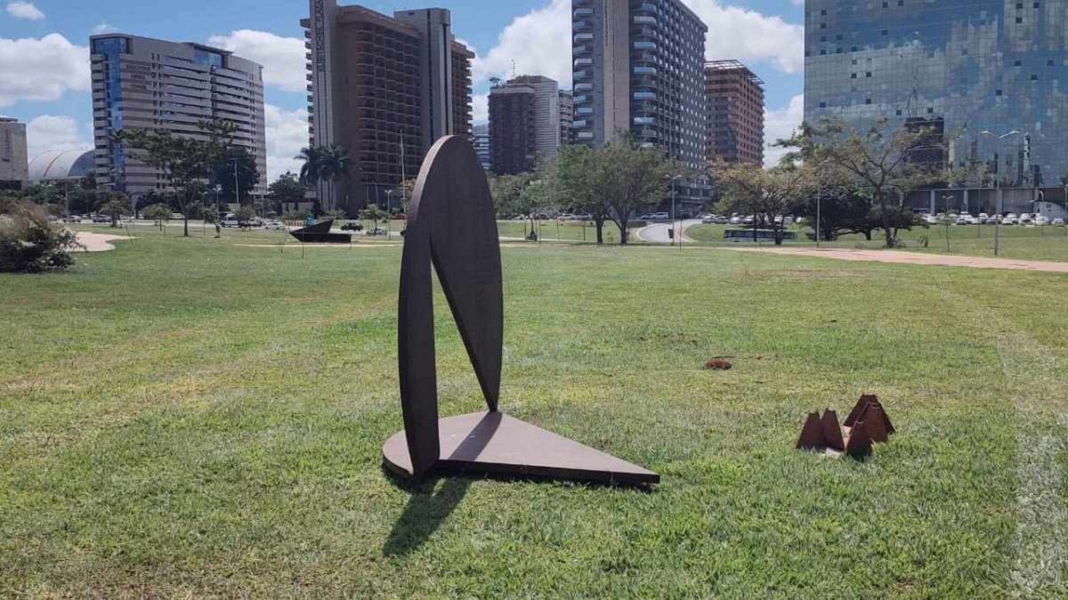 Esculturas de Amilcar de Castro serão expostas no Jardim Burle Marx até 2026