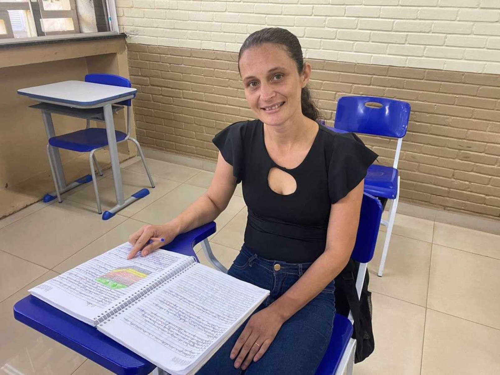 Rafaela Karas Queiroz ficou quase 20 anos fora da escola porque teve de parar de estudar para cuidar dos irmãos