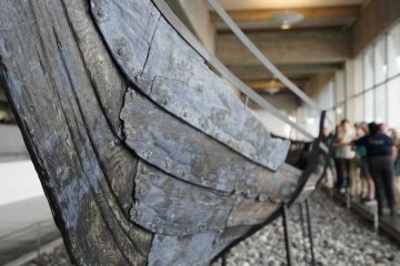 Ferreiros dinamarqueses reconstroem navio viking para decifrar seus mistérios       -  (crédito: AFP)