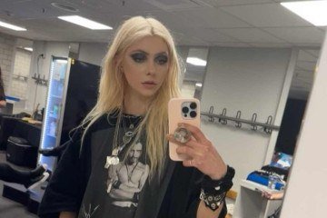 Apesar do susto, ela parece ter curtido a situação e chamou o morcego de 'fofo' -  (crédito: Reprodução/Instagram/@taylormomsen)