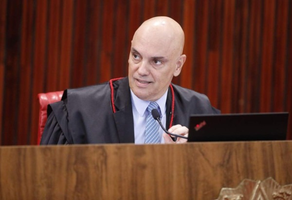 Por ser relator dos processos no Supremo contra o ex-presidente, ministro tornou-se um alvo permanente dos bolsonaristas radicais -  (crédito:  Alejandro Zambrana/Secom/TSE)