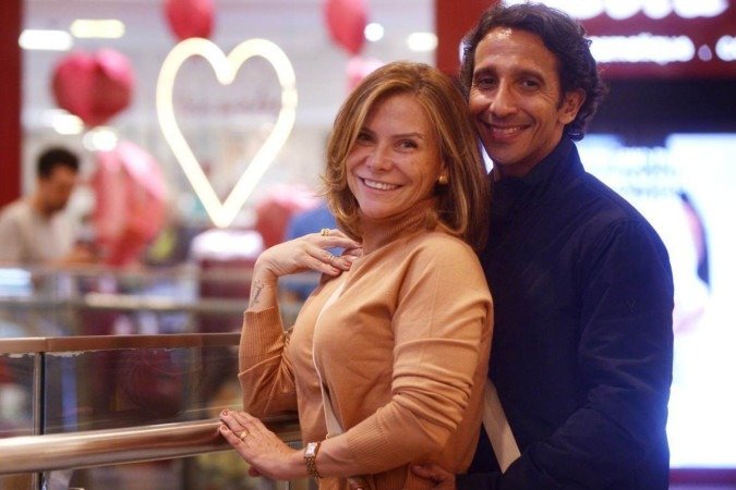 Bianca Chibinski e Paulo Andre Trindade, casados mantendo o clima de romance  
