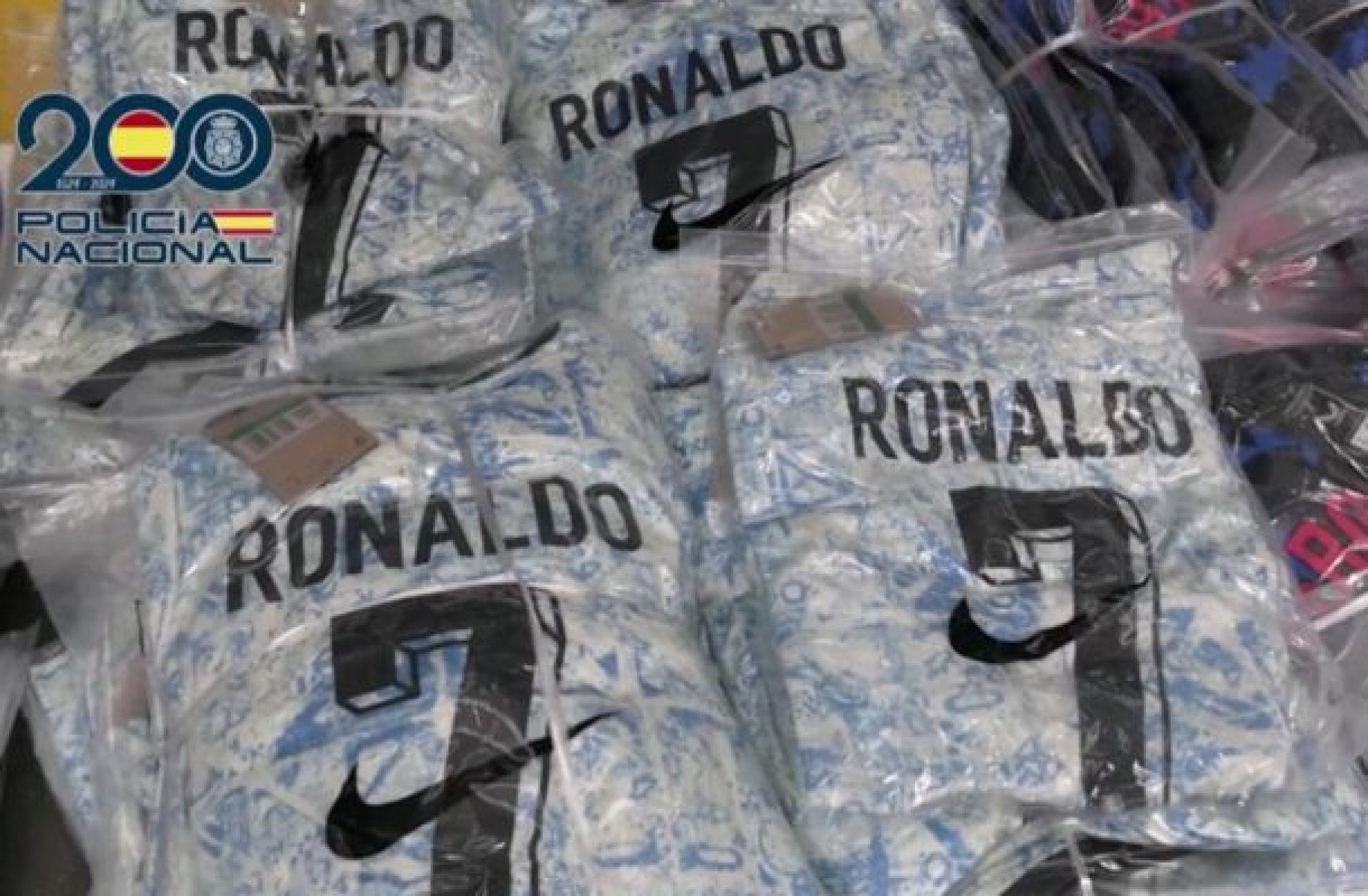 Polícia apreende 11 toneladas de camisas de futebol falsificadas