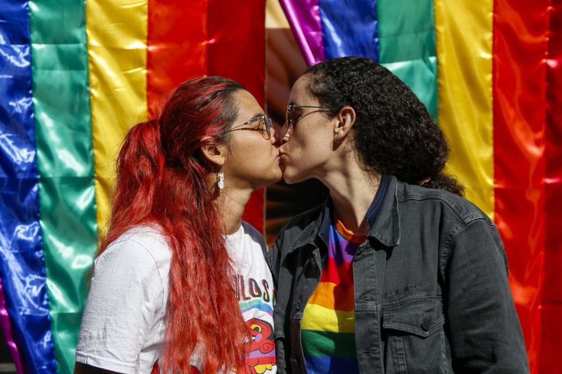     Foliões se beijam durante a 28ª Parada do Orgulho Gay em São Paulo, Brasil, no dia 2 de junho de 2024. (Foto de Miguel SCHINCARIOL / AFP) Legenda 