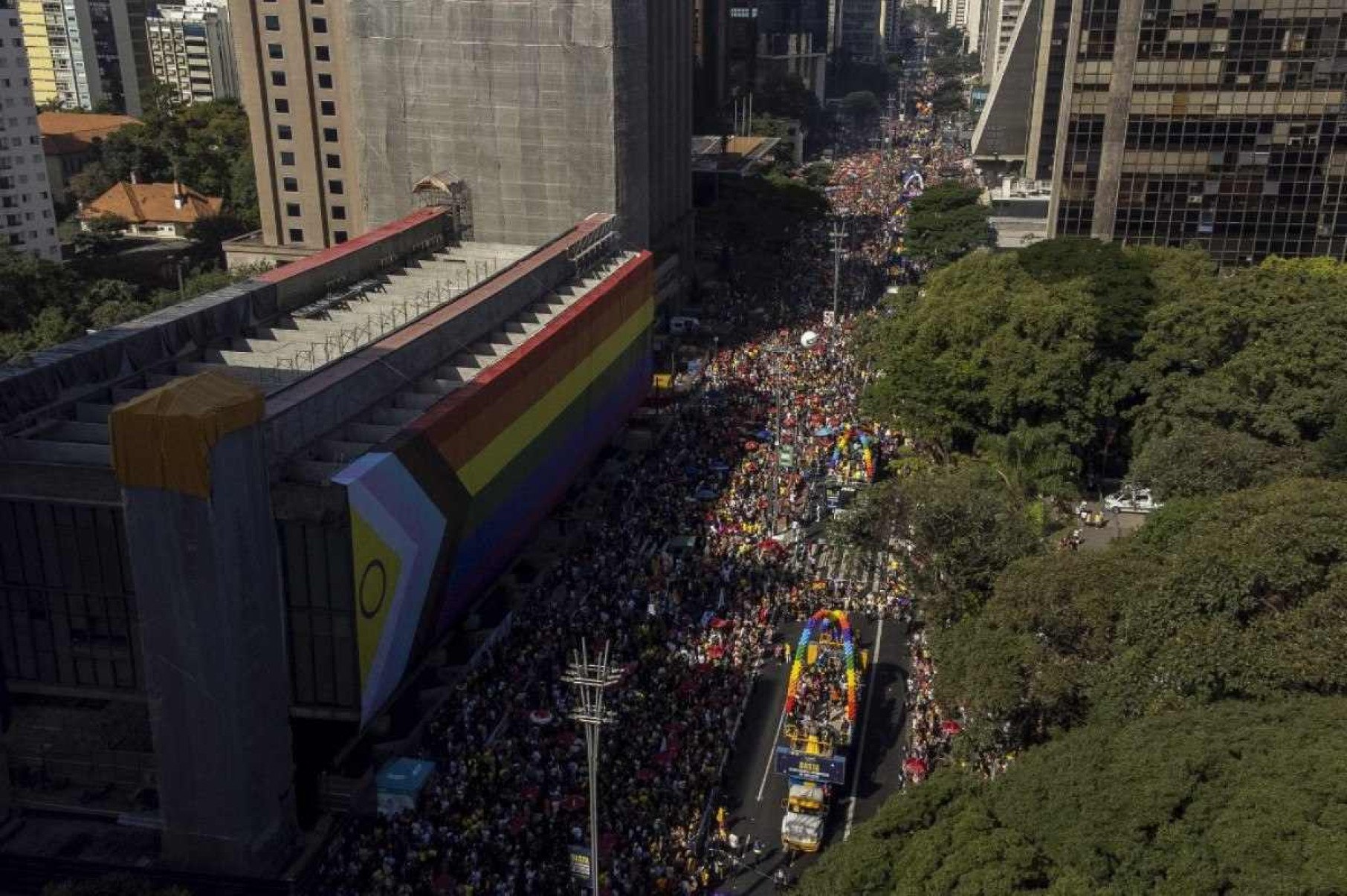 Vista aérea da 28ª Parada do Orgulho LGBT+ em São Paulo, Brasil, tirada em 2 de junho de 2024.      