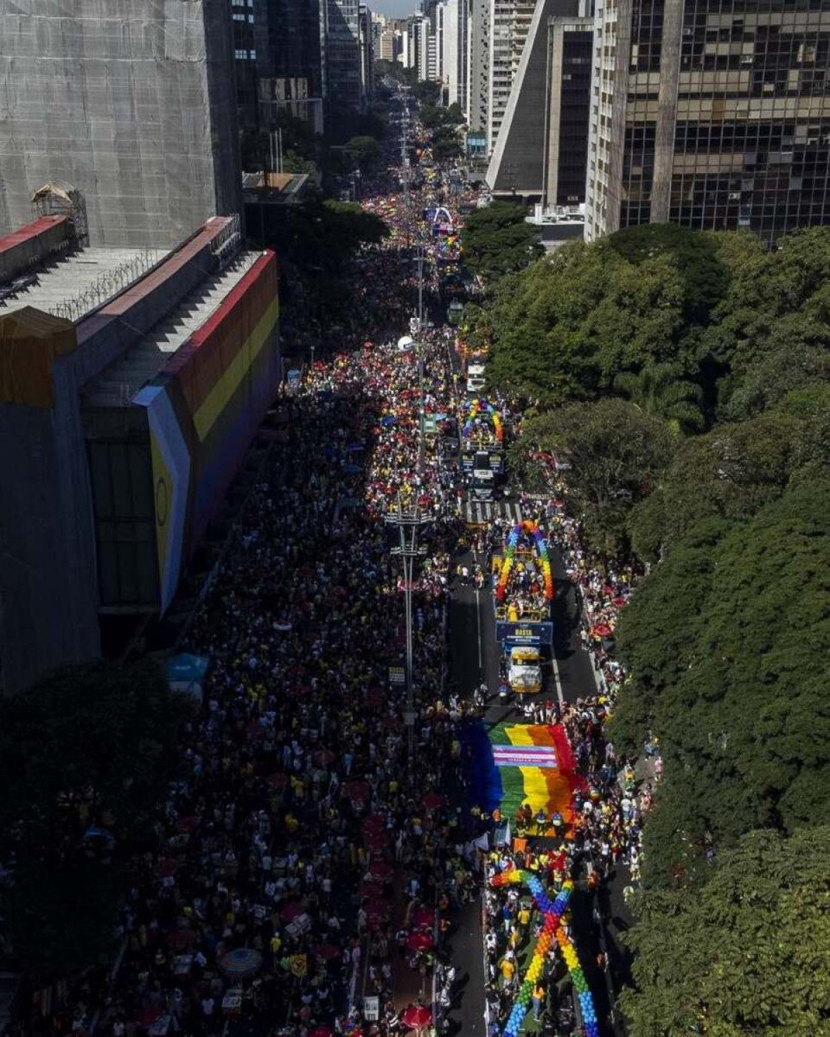 Vista aérea da 28ª Parada do Orgulho LGBT+ em São Paulo, Brasil, tirada em 2 de junho de 2024.