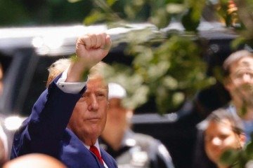  Former US President and Republican presidential candidate Donald Trump leaves Trump Tower in New York City on May 31, 2024. Donald Trump became the first former US president ever convicted of a crime after a New York jury found him guilty on all charges in his hush money case, months before an election that could see him yet return to the White House. (Photo by Kena Betancur / AFP)
       -  (crédito:  AFP)