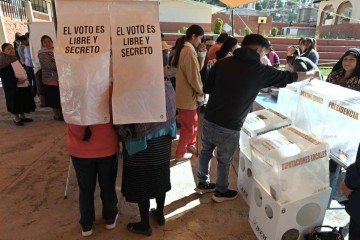  Membros da comunidade indígena Otomi votam em uma seção eleitoral na aldeia de Jiquipilco el Viejo, município de Temoaya, estado do México, durante as eleições gerais de 2 de junho de 2024. Os mexicanos vão às urnas para eleger sua primeira mulher presidente com o dois candidatos principais – a candidata do partido no poder Claudia Sheinbaum e o candidato da oposição Xochitl Galvez, ambos de 61 anos – procuram quebrar o teto de vidro num país com uma história de violência e desigualdade de gênero. -  (crédito: MARIO VAZQUEZ / AFP)