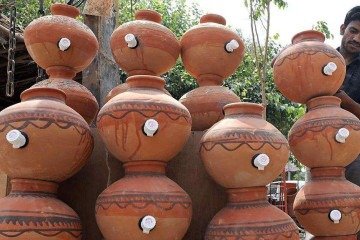 Durante milênios, potes de barro conhecidos como “matkas” foram usados ??para resfriar água na Índia. -  (crédito: Nandita Iyer)