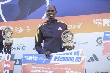 'Estou muito feliz por vencer e bater o recorde da maratona. Eu me preparei bem nos
últimos três meses e tentei puxar o ritmo o mais forte possível', disse o vencedor -  (crédito: Divulgação / Daniel Ramalho)