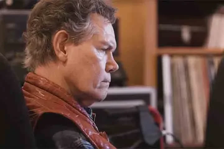 Impossibilitado de cantar devido a sequelas de um AVC, Randy Travis, astro da música country nos Estados Unidos, recorreu à inteligência artificial para lançar uma nova canção. 
 -  (crédito: Reprodução de Youtube Canal 
Randy Travis)