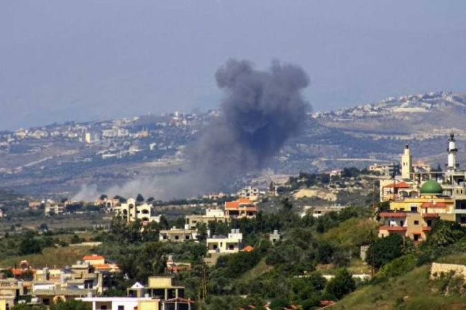 Imagem mostra ondas de fumaça após um ataque aéreo no Líbano, em 1º de junho de 2024       -  (crédito: KAWNAT HAJU / AFP)