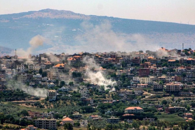 Ondas de fumaça durante um ataque israelense na vila fronteiriça de Khiam, no sul do Líbano, em 1 de junho de 2024.  -  (crédito: Rabih DAHER / AFP)