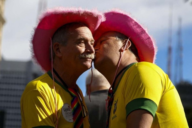 Foliões se beijam durante a 28ª Parada do Orgulho LGBT+ em São Paulo, Brasil, em 2 de junho de 2024. -  (crédito: Miguel SCHINCARIOL / AFP)