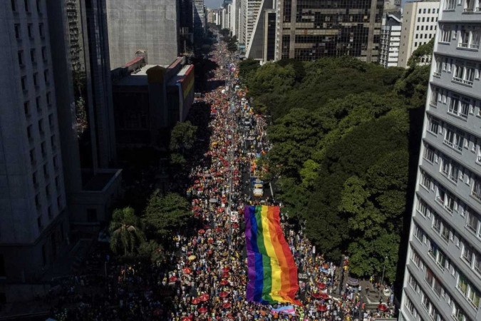 Vista aérea da 28ª Parada LGBTQIA+ em São Paulo, em 2 de junho de 2024 -  (crédito: AFP)
