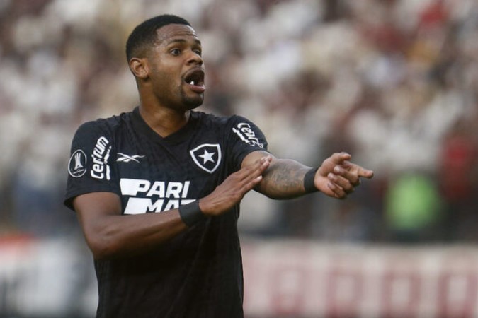 Júnior Santos vive fase de alta no Botafogo, em clima de descontração com o chefão Textor  -  (crédito: Foto: Vitor Silva/Botafogo)
