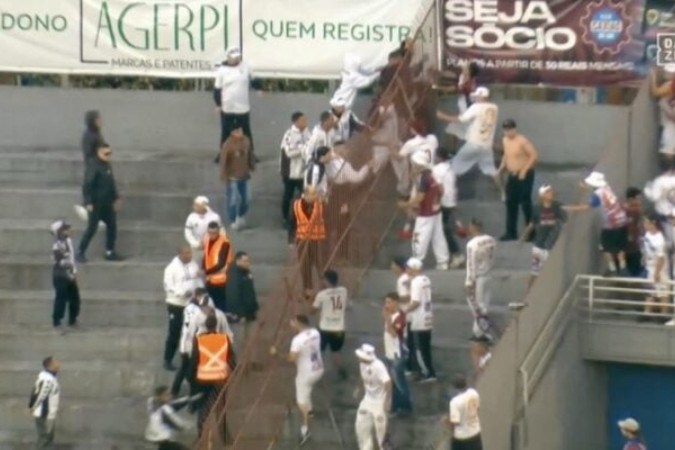 Torcedores do Caxias e Figueirense brigaram no estádio Centenário -  (crédito: Foto: Reprodução DAZN)