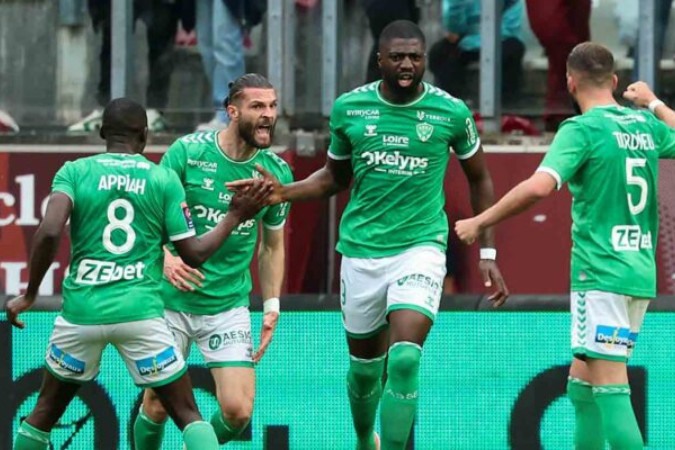  Saint-Etienne's French defender #19 Leo Petrot (2ndL) celebrates with teammates after he scored his team's first goal during the French L1-L2 playoff football match between FC Metz and AS Saint-Etienne at the Saint-Symphorien Stadium in Longeville-les-Metz, eastern France on June 2, 2024. (Photo by Frederick FLORIN / AFP) (Photo by FREDERICK FLORIN/AFP via Getty Images)
     -  (crédito:  AFP via Getty Images)