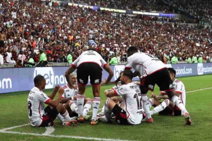 Jogadores do Flamengo comemoram um dos gols na vitória sobre o Vasco -  (crédito: Foto: Divulgação / Flamengo)