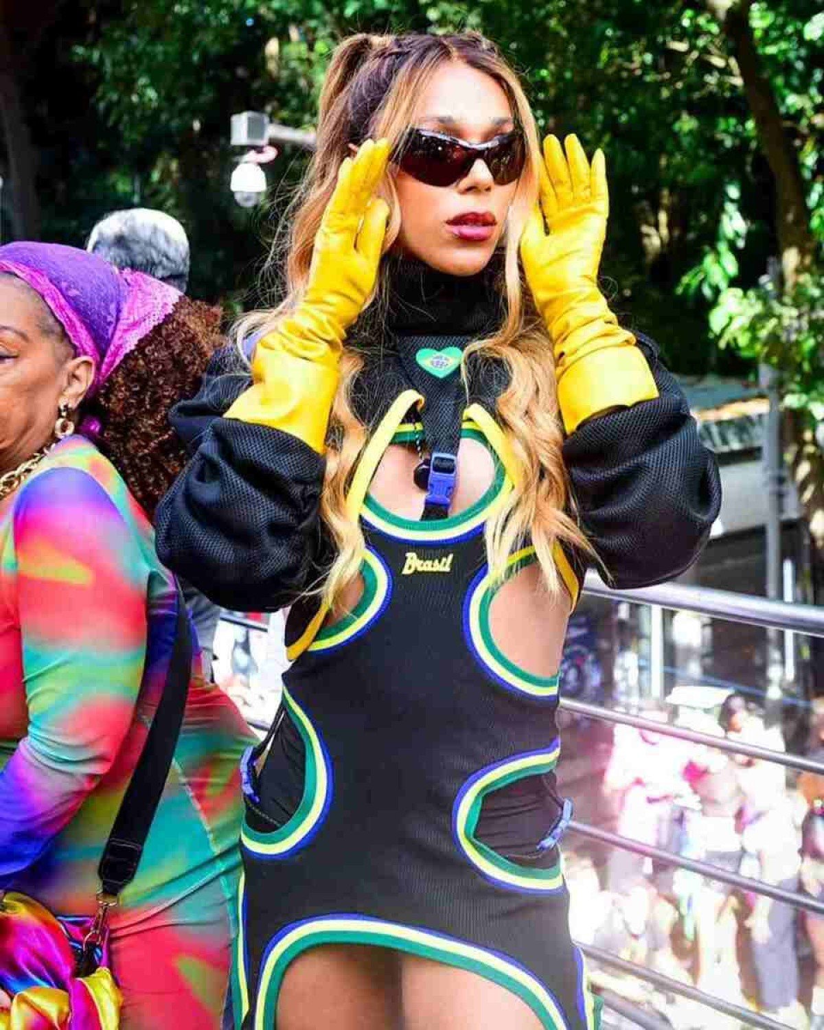 Erika Hilton discursa sobre a importância da Parada LGBT  de SP e é ovacionada