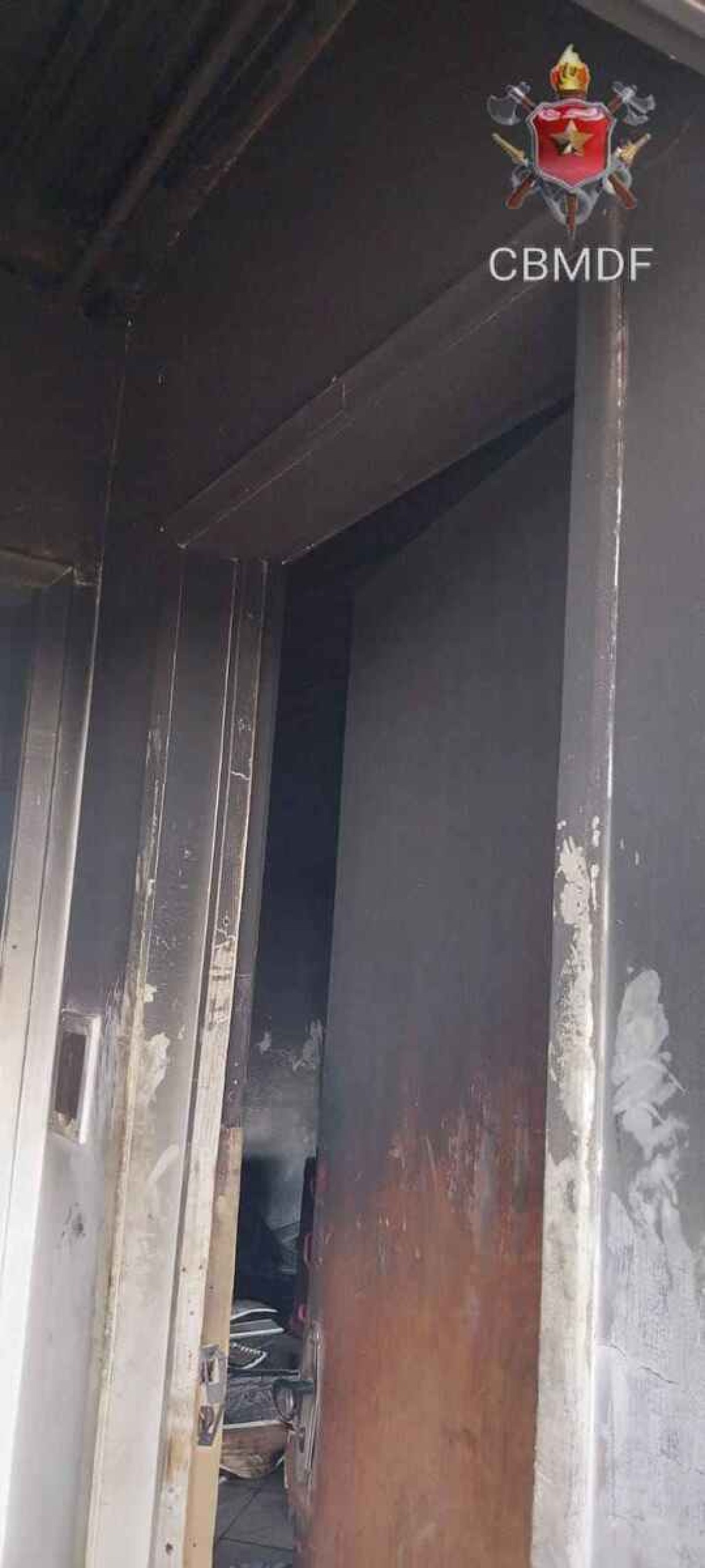 Apartamento é atingido por incêndio no Setor H, em Taguatinga 