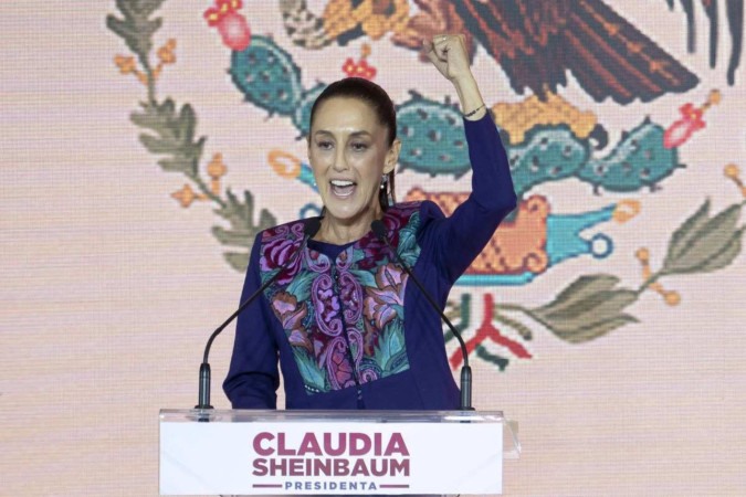 Claudia Sheinbaum, do partido governista Morena, celebra a vitória nas eleições presidenciais de domingo:  -  (crédito: Gerardo Luna/AFP)