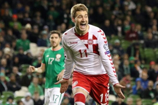  Denmark's striker Nicklas Bendtner celebrates after scoring their fifth goal from the penalty spot during the FIFA World Cup 2018 qualifying football match, second leg, between Republic of Ireland and Denmark at Aviva Stadium in Dublin on November 14, 2017. - Christian Eriksen scored a magnificent hat-trick to seal Denmark's place at next year's World Cup after a 5-1 win over the Republic of Ireland in their play-off second leg in Dublin. (Photo by Paul FAITH / AFP)
       -  (crédito:  AFP)