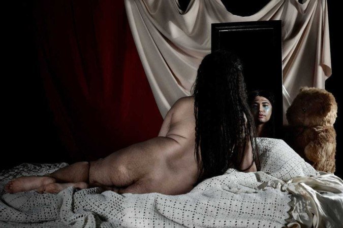 Obra performance de Alice Yura reflete sobre o lugar do corpo na sociedade