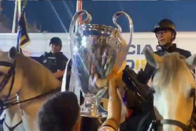 Pai de Carvajal é policial e trabalhou na festa do título  -  (crédito: Foto: Reprodução/Real Madrid TV)