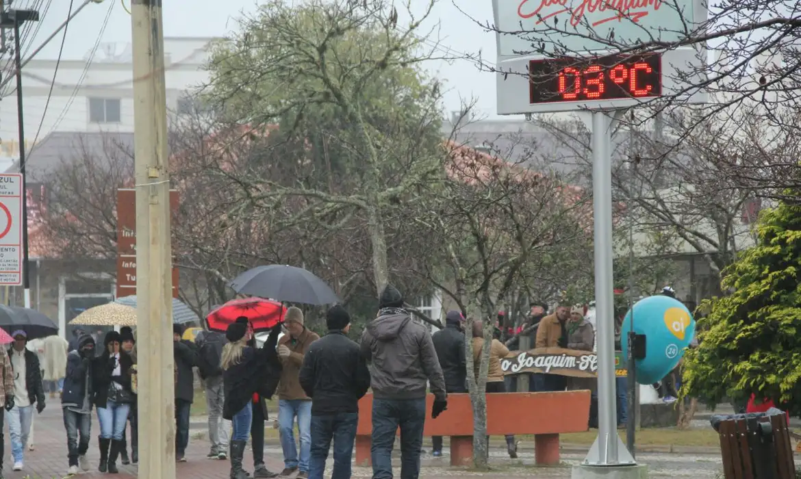 Semana comeÃ§a com queda de temperaturas e ventos fortes no Sul -  (crédito: EBC)