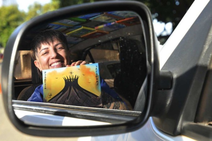  03/06/2024. Crédito: Minervino Júnior/CB/D.A Press. Brasil.  Brasilia - DF. Motorista de Uber que produz quadros de Brasília para decorar seu carro e vender para os clientes. Alice Zebral.