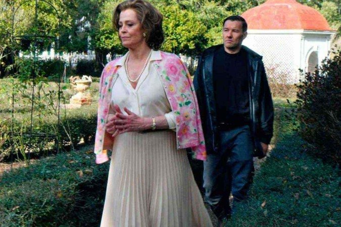 Joel Edgerton interpreta o jardineiro da casa de Norma (Sigourney Weaver), que lhe designa como aprendiz jovem parente de vida tumultuada - (crédito: Pandora Filmes/Divulgação) Joel Edgerton interpreta o jardineiro da casa de Norma (Sigourney Weaver), que lhe designa como aprendiz jovem parente de vida tumultuada - (crédito: Pandora Filmes/Divulgação)