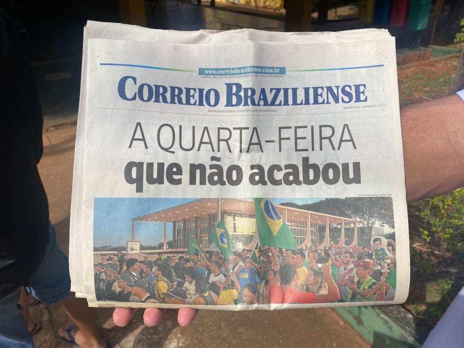Além das cartas foram guardados revistas e jornais. Esta edição do Correio Braziliense é do dia 20 de dezembro de 2018