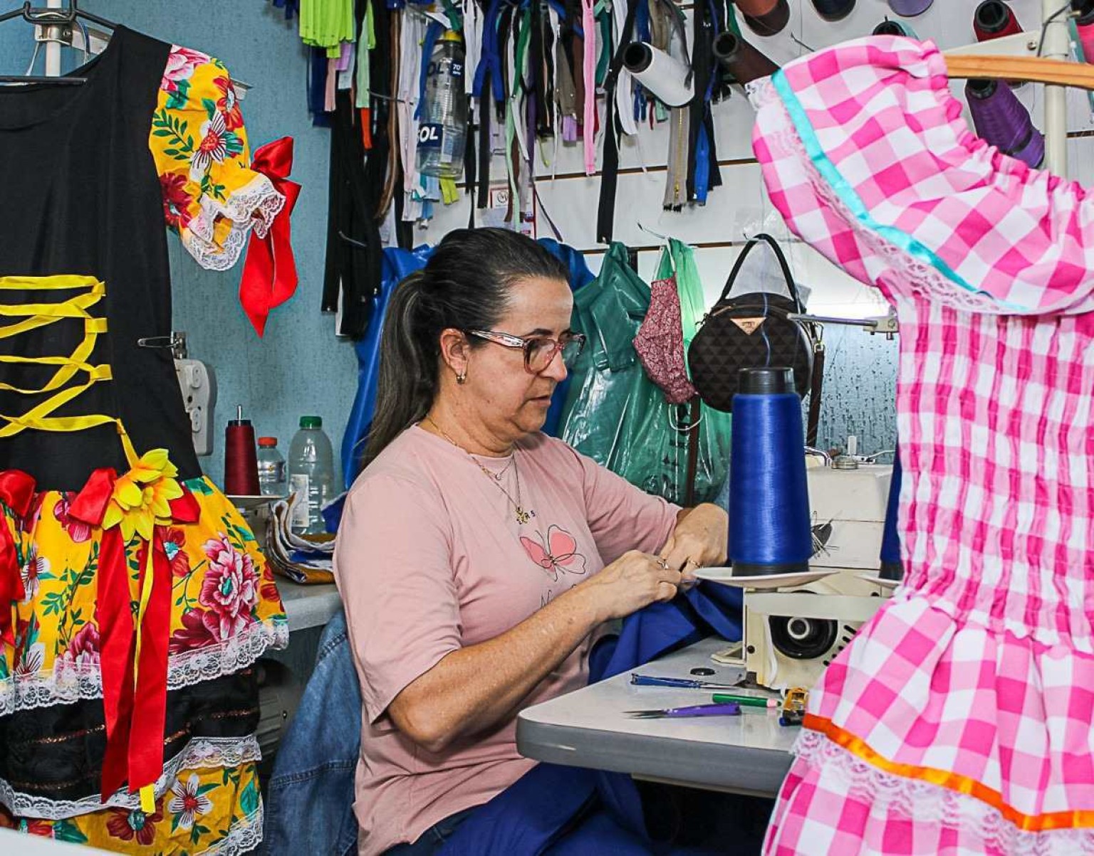 Zeneide de Sousa trabalha há pelo menos dezoito anos na confecção de roupas para festas juninas