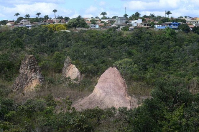 A erosão da área próxima a Sobradinho II, o avanço da monocultura e atividades mineradoras (no detalhe): imagens da devastação