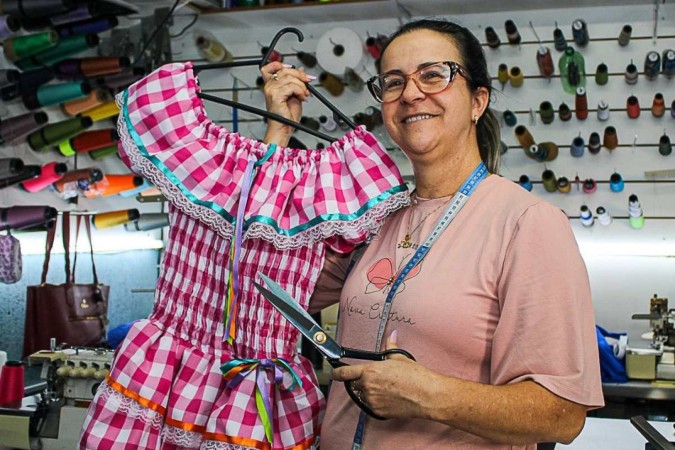 Zeneide de Sousa trabalha há pelo menos dezoito anos na confecção de roupas para festas juninas -  (crédito:  Kayo Magalhães/CB/D.A Press)