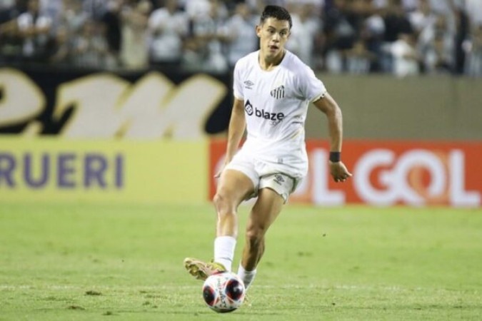 JP Chermont acumula boas atuações na lateral direita do Santos -  (crédito: Foto: Pedro Ernesto Guerra Azevedo/Santos FC)