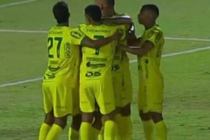 Jogadores do Mirassol comemoram gol diante do Guarani pela Série B -  (crédito: Foto: Reprodução/SporTV)