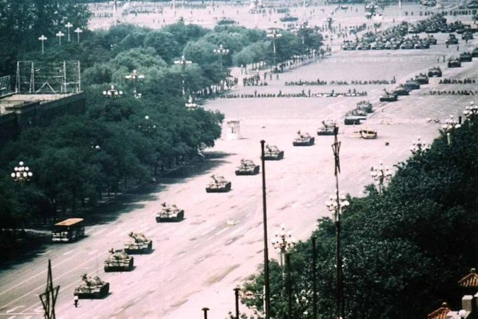 Manifestante se coloca em frente a coluna de tanques, na Praça da Paz Celestial, antes do massacre de 4 de junho de 1989
 -  (crédito: Historical Photos/CNN)